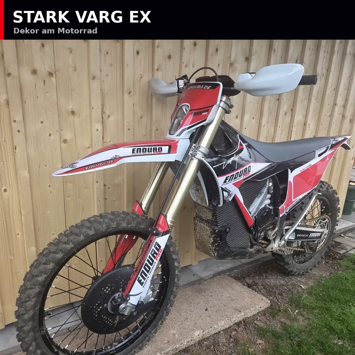 EnduroPRO Team Dekor in Schwarz Rot Weiß auf einem Enduro-Motorrad
